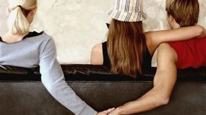 Η απόφαση του δικαστηρίου για το ερωτικό σκάνδαλο της Ρόδου: Η μάνα, η κόρη, ο εραστής και οι καυτές φωτογραφίες